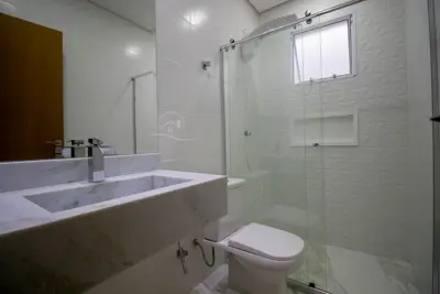 Casa - Sobrado com 3 quartos (sendo 2 suite(s)) a 100,00 metros praia.