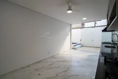 Casa - Sobrado com 3 quartos (sendo 2 suite(s)) a 100,00 metros praia.
