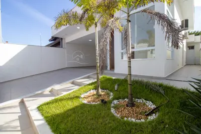 Casa - Sobrado com 3 quartos (sendo 2 suite(s)) a 100,00 metros praia.