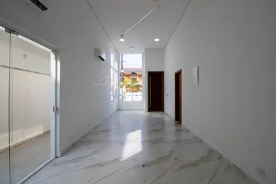 Casa - Sobrado com 3 quartos (sendo 2 suite(s)) a 100,00 metros praia.