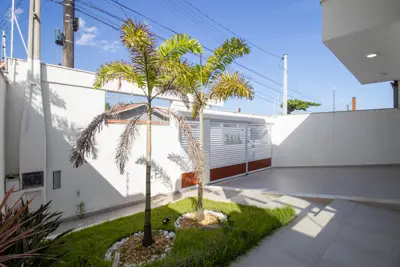 Casa - Sobrado com 3 quartos (sendo 2 suite(s)) a 100,00 metros praia.