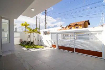 Casa - Sobrado com 3 quartos (sendo 2 suite(s)) a 100,00 metros praia.
