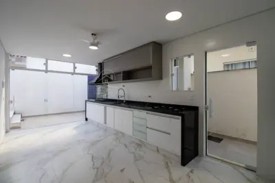 Casa - Sobrado com 3 quartos (sendo 2 suite(s)) a 100,00 metros praia.