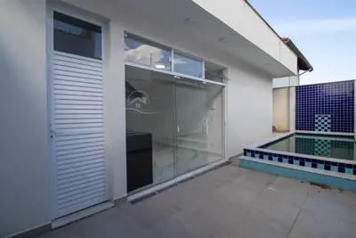 Casa - Sobrado com 3 quartos (sendo 2 suite(s)) a 100,00 metros praia.