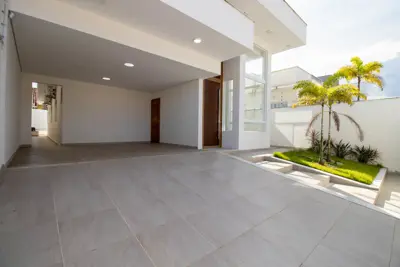 Casa - Sobrado com 3 quartos (sendo 2 suite(s)) a 100,00 metros praia.