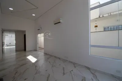 Casa - Sobrado com 3 quartos (sendo 2 suite(s)) a 100,00 metros praia.