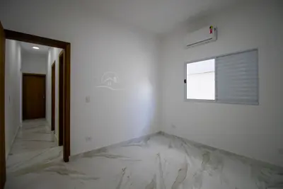 Casa - Sobrado com 3 quartos (sendo 2 suite(s)) a 100,00 metros praia.