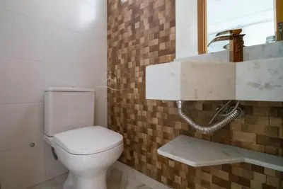 Casa - Sobrado com 3 quartos (sendo 2 suite(s)) a 100,00 metros praia.
