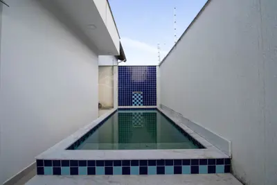 Casa - Sobrado com 3 quartos (sendo 2 suite(s)) a 100,00 metros praia.