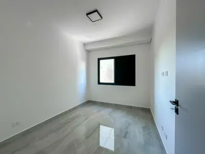 Apartamento - Amplo com 2 quartos (sendo 0 suite(s)) a 600,00 metros praia.