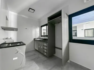 Apartamento - Amplo com 2 quartos (sendo 0 suite(s)) a 600,00 metros praia.