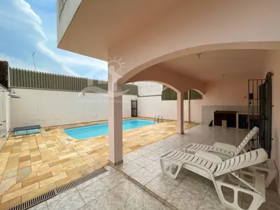 Casa - Sobrado com 2 dormitórios (sendo 1 suite(s)) a 400,00 metros praia.