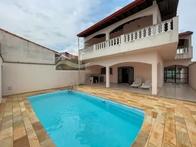 Casa - Sobrado com 2 dormitórios (sendo 1 suite(s)) a 400,00 metros praia.