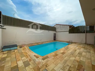 Casa - Sobrado com 2 dormitórios (sendo 1 suite(s)) a 400,00 metros praia.