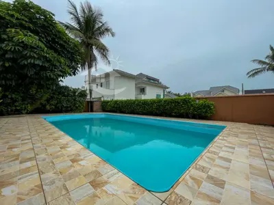 Casa - Sobrado com 4 dormitórios (sendo 3 suite(s)) a 0,00 metros praia.