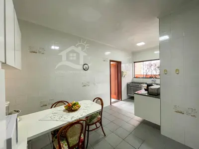 Casa - Sobrado com 4 dormitórios (sendo 3 suite(s)) a 0,00 metros praia.