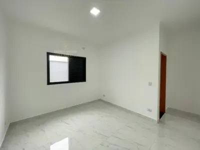 Casa - Térrea com 2 dormitórios (sendo 1 suite(s)) a 2000,00 metros praia.