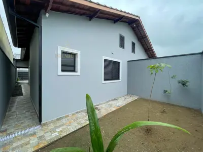 Casa - Térrea com 2 dormitórios (sendo 1 suite(s)) a 2000,00 metros praia.