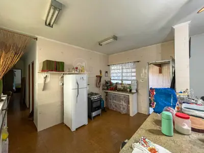 Casa - Térrea com piscina com 2 dormitórios (sendo 1 suite(s)) a 750,00 metros praia.