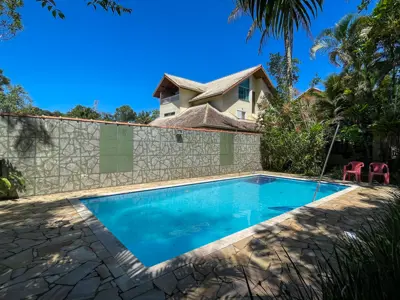 Casa - Térrea com piscina com 2 dormitórios (sendo 1 suite(s)) a 750,00 metros praia.