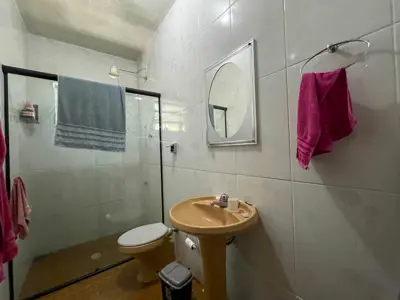 Casa - Térrea com piscina com 2 dormitórios (sendo 1 suite(s)) a 750,00 metros praia.