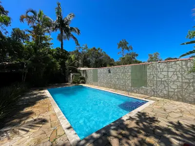 Casa - Térrea com piscina com 2 dormitórios (sendo 1 suite(s)) a 750,00 metros praia.