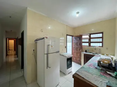 Casa - Térrea com 3 dormitórios (sendo 1 suite(s)) a 800,00 metros praia.