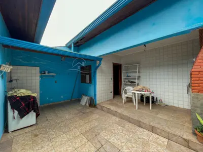 Casa - Térrea com 3 dormitórios (sendo 1 suite(s)) a 800,00 metros praia.