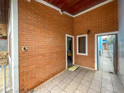 Casa - Térrea com 3 dormitórios (sendo 1 suite(s)) a 800,00 metros praia.