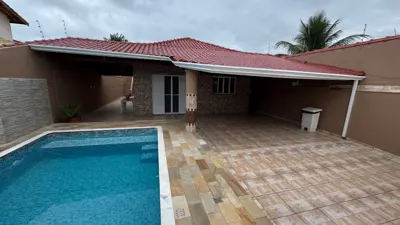 Casa - Térrea com piscina com 2 quartos (sendo 2 suite(s)) a 700,00 metros praia.