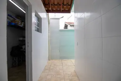 Casa - Térrea com piscina com 3 dormitórios (sendo 2 suite(s)) a 160,00 metros praia.