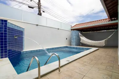 Casa - Térrea com piscina com 3 dormitórios (sendo 2 suite(s)) a 160,00 metros praia.