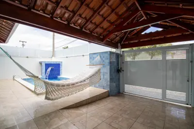 Casa - Térrea com piscina com 3 dormitórios (sendo 2 suite(s)) a 160,00 metros praia.