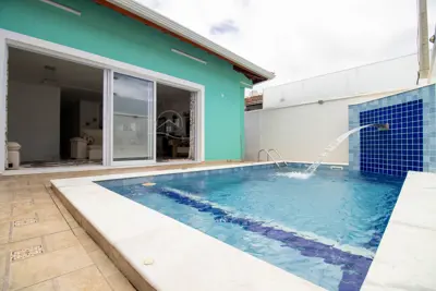 Casa - Térrea com piscina com 3 dormitórios (sendo 2 suite(s)) a 160,00 metros praia.