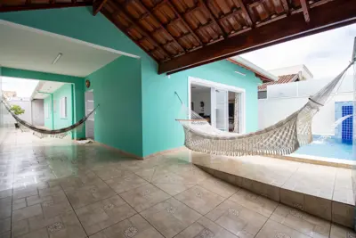 Casa - Térrea com piscina com 3 dormitórios (sendo 2 suite(s)) a 160,00 metros praia.