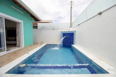 Casa - Térrea com piscina com 3 dormitórios (sendo 2 suite(s)) a 160,00 metros praia.