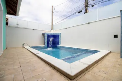 Casa - Térrea com piscina com 3 dormitórios (sendo 2 suite(s)) a 160,00 metros praia.