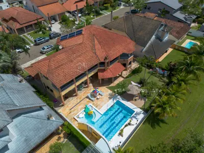 Casa - Sobrado com 5 dormitórios (sendo 5 suite(s)) a 800,00 metros praia.