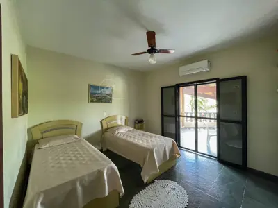 Casa - Sobrado com 5 dormitórios (sendo 5 suite(s)) a 800,00 metros praia.