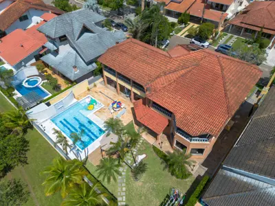 Casa - Sobrado com 5 dormitórios (sendo 5 suite(s)) a 800,00 metros praia.