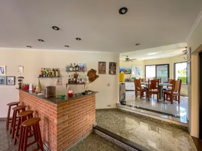 Casa - Sobrado com 5 dormitórios (sendo 5 suite(s)) a 800,00 metros praia.