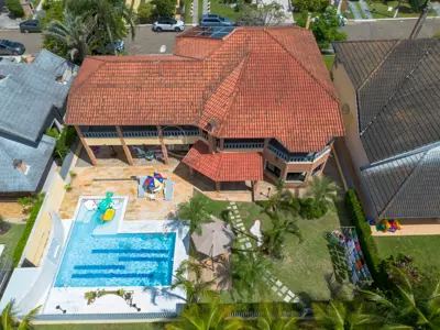 Casa - Sobrado com 5 dormitórios (sendo 5 suite(s)) a 800,00 metros praia.