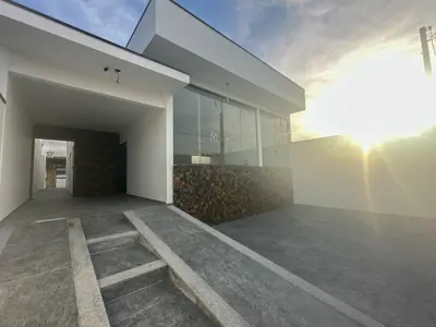 Casa - Térrea com piscina com 3 quartos (sendo 3 suite(s)) a 1000,00 metros praia.