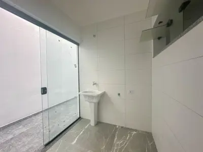 Casa - Térrea com piscina com 3 quartos (sendo 3 suite(s)) a 1000,00 metros praia.