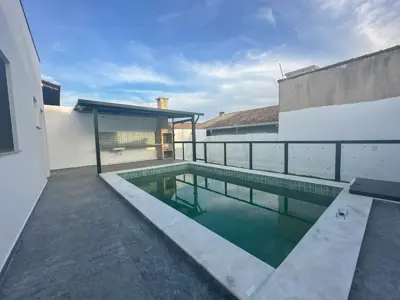Casa - Térrea com piscina com 3 quartos (sendo 3 suite(s)) a 1000,00 metros praia.