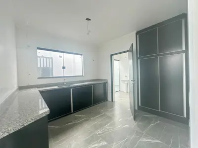 Casa - Térrea com piscina com 3 quartos (sendo 3 suite(s)) a 1000,00 metros praia.