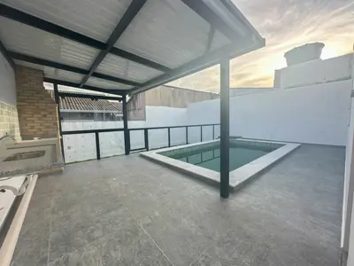 Casa - Térrea com piscina com 3 quartos (sendo 3 suite(s)) a 1000,00 metros praia.