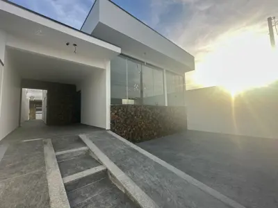Casa - Térrea com piscina com 3 quartos (sendo 3 suite(s)) a 1000,00 metros praia.