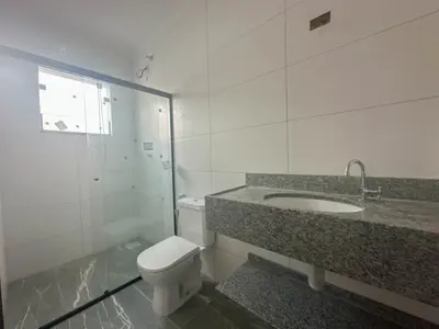 Casa - Térrea com piscina com 3 quartos (sendo 3 suite(s)) a 1000,00 metros praia.
