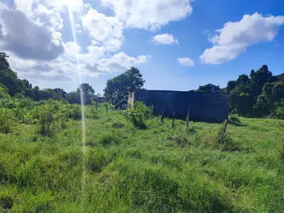 Terreno - Amplo com  quartos  a 4,00 metros praia.